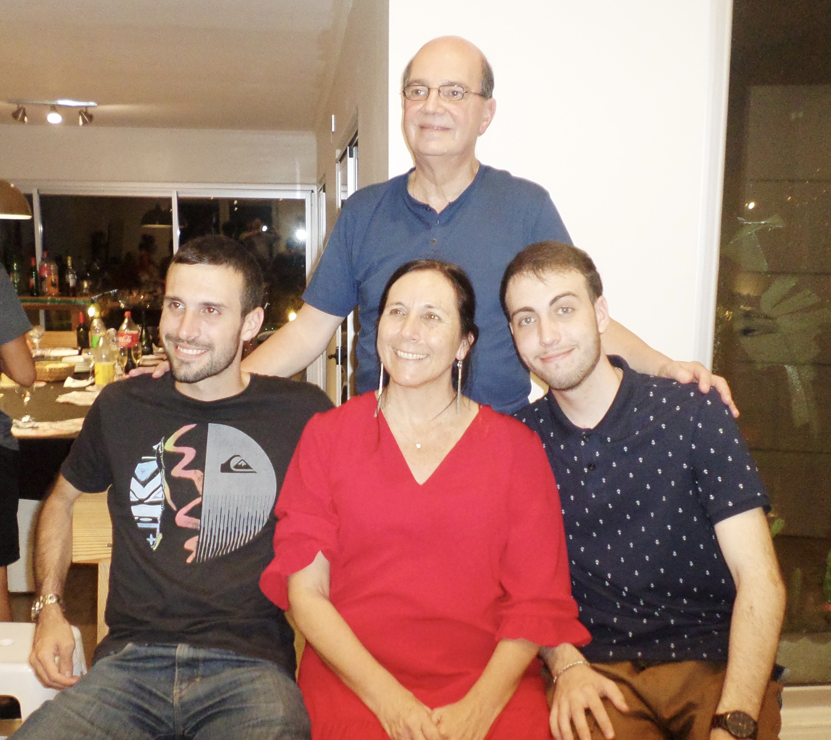 Oscar Bosetti junto a su familia.