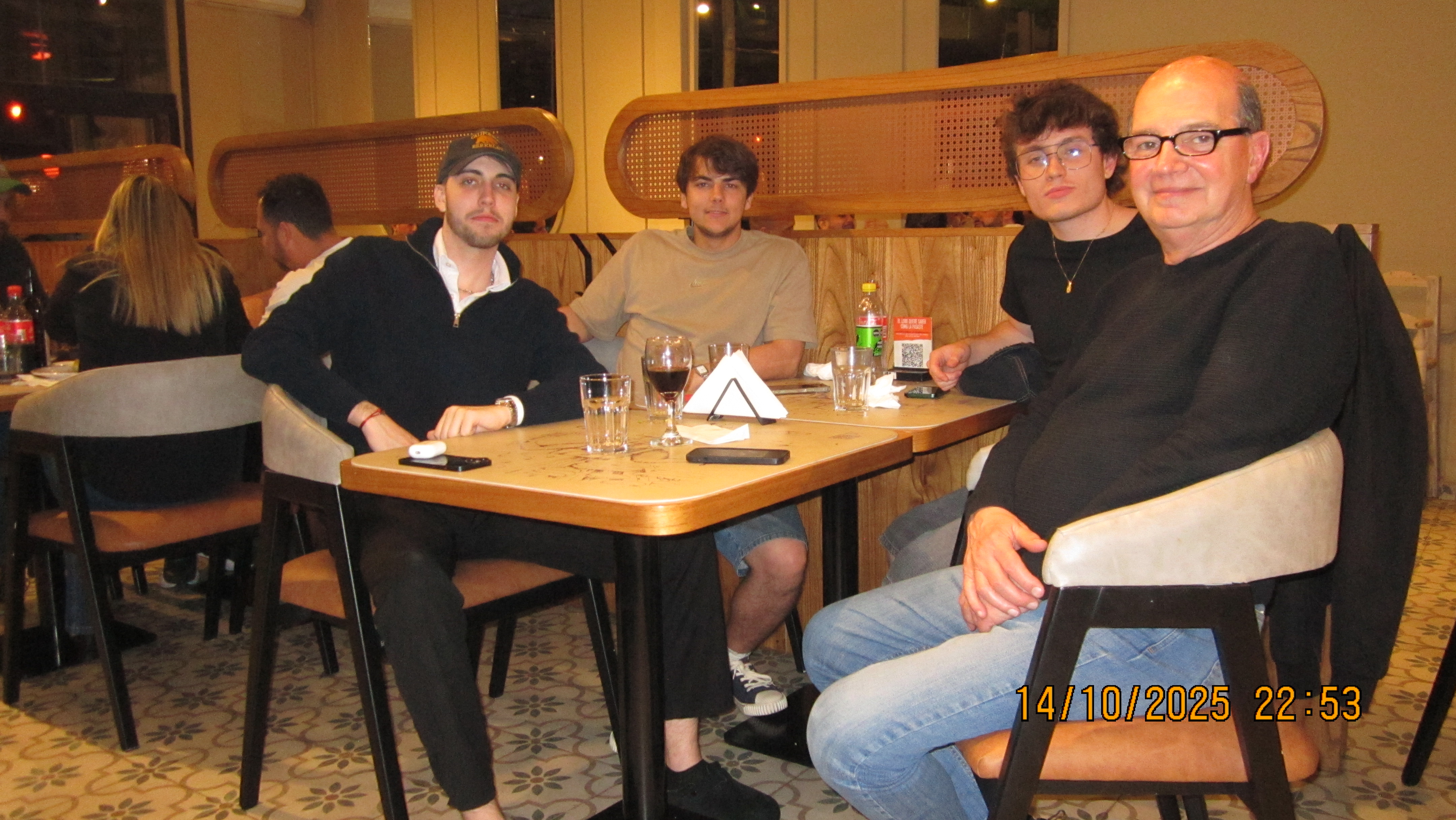 Oscar Bosetti compartiendo una mesa en un restaurante.